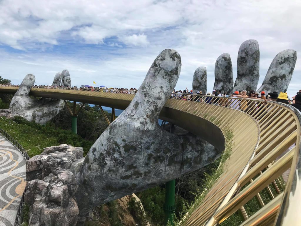 峴港巴拿山佛手橋人山人海。（圖／維克提供）